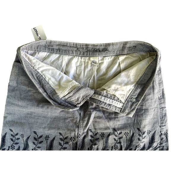 CROFT & BARROW, SIZE 4, BLUE AND WHITE STRIPED SKORT, FLORAL - Picture 4 of 5